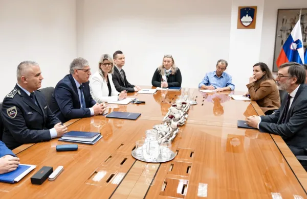 Minister za notranje zadeve Boštjan Poklukar je danes po srečanju 
z ministrom za vzgojo in izobraževanje Darjom Feldo napovedal, 
da bosta ministrstvi krepili sodelovanje in izboljšali protokol 
ukrepanja ob grožnjah. 