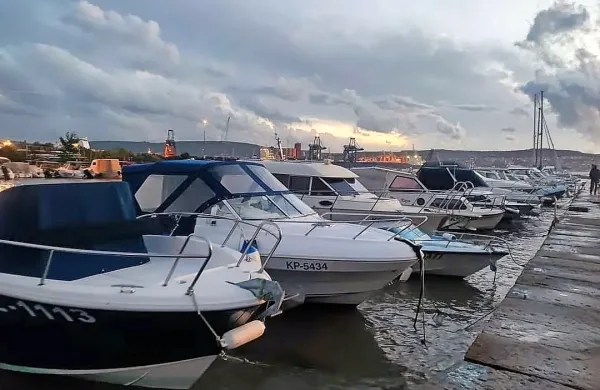 Opozorilo pred nevihtami in močnimi sunki burje