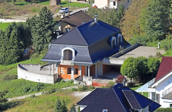 Vila z bazenom nad Malečnikom, naseljem v okolici Maribora, skupaj z zunanjimi površinami meri 834 kvadratnih metrov. Cena: 749.000 evrov.