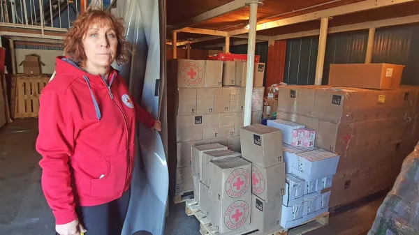 Za cerado se skriva skladišče za hrano, ki si ga delijo z Upravo za zaščito in reševanje. “To je gašenje požara,” opozarja Dora Sedmak. 