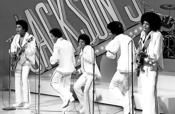 Michael Jackson je v mladih letih nastopal v skupini Jackson 5. 