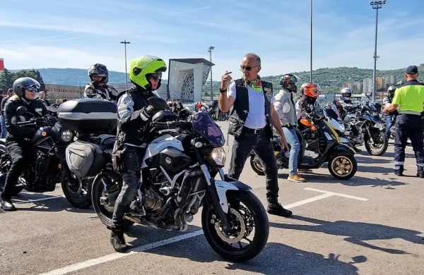 Več kot 300 motoristov se je v soboto preizkusilo na vročem asfaltu 
v Kopru.
