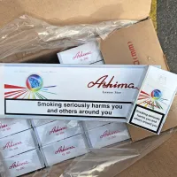 Odprta kartonasta škatla s cigareti