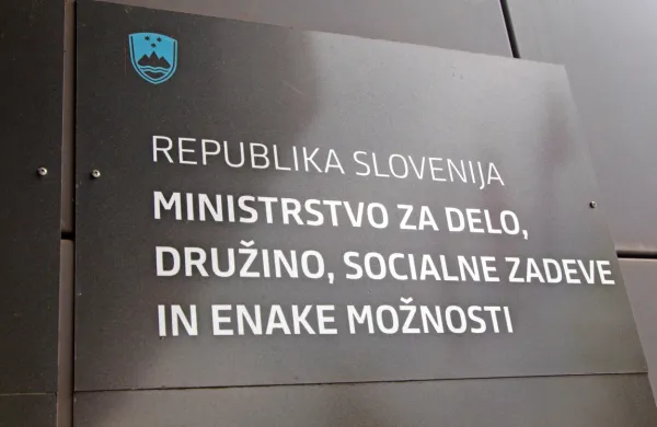  Ministrstvo prvič v zgodovini Slovenije s štipendijsko politiko 
spodbuja odločanje mladih za poklic socialnega delavca.