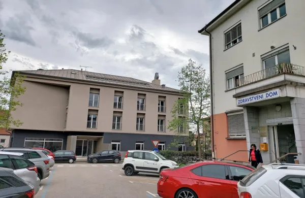 V novem objektu (levo) bodo uredili nove ambulante, patronažo in 
laboratorij, v matičnem (desno) pa še dodatno pediatrično. 
