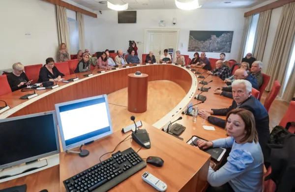 Z dopolnjeno idejno zasnovo projekta Zeleni kare, ureditve parka 
z vrtički, so bili okoliški stanovalci  bolj zadovoljni kot s prvotno.