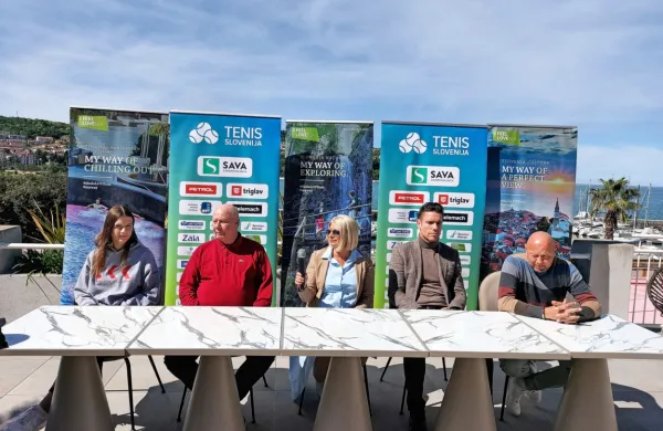 Z leve so: Julija Bogatin,  koprska teniška igralka, Ervin Hafner, 
direktor turnirja, Jasna Softič,  koprska podžupanja,  Gregor Krušič, 
direktor Tenis Slovenija in Andrej Kraševec, kapetan ženske 
državne reprezentance na današnji  predstavitvi turnirja na terasi  
Hotela Koper.