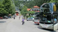 Parkirišči v Predjami ne zmoreta sprejeti vseh turistov, ki bi radi videli Predjamski grad, tolikšnega obsega 
prometa ne zmore sprejeti niti ozka lokalna cesta. 