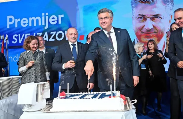 V volilnem večeru so v HDZ (v ospredju Andrej Plenković) 
praznovali zmago.