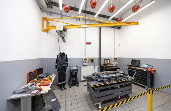 Posebna delavnica deluje v prostorih  družbe Autocommerce, kjer 
je vzpostavljen servisni center za tovornjake in avtobuse skupine 
Mercedes-Benz. 