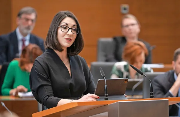 AVK je preiskala prostore dobaviteljev 13.000 prenosnih računalnikov državi, katerih nakup je bil tudi eden glavnih razlogov za 
interpelacijo ministrice za digitalno preobrazbo Emilije Stojmenove Duh.
