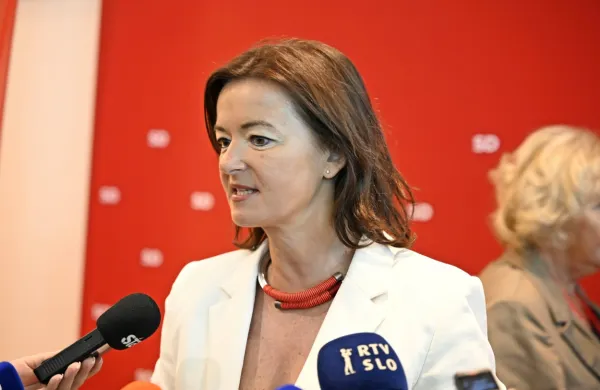 Ministrica Taja Fajon
