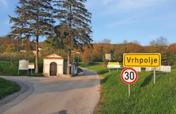 Družba Enery SLO želi na vzpetini med Krvavim Potokom in Vrhpoljem pod Kokoško postaviti veliko sončno elektrarno. Temu nasprotuje 80 
odstotkov vaščanov Vrhpolj,  združenih v civilno iniciativo.