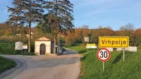 Družba Enery SLO želi na vzpetini med Krvavim Potokom in Vrhpoljem pod Kokoško postaviti veliko sončno elektrarno. Temu nasprotuje 80 
odstotkov vaščanov Vrhpolj,  združenih v civilno iniciativo.