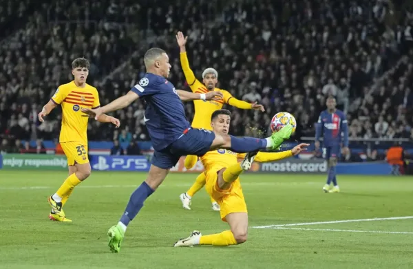 Kylian Mbappe (z žogo) na prvi tekmi v Parizu ni mogel do živega 
Barceloni, ki ji je na povratnem dvoboju zabil dva gola za preboj 
PSG-ja v polfinale lige prvakov.