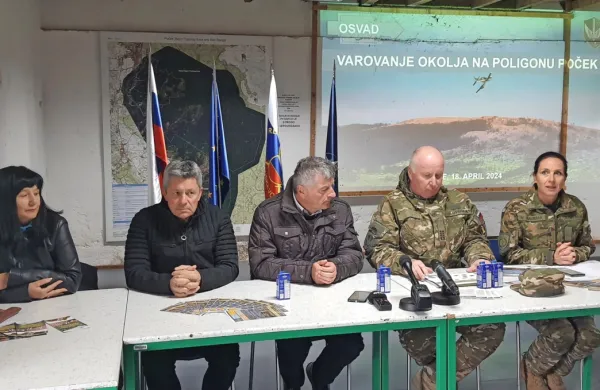 O tem, kako Slovenska vojska skrbi za varovanje okolja na Počku, so na posvetu spregovorili (z desne): tiskovna 
predstavnica Slovenske vojske, podpolkovnica Nina Raduha, polkovnik Igor Šepec, državni sekretar na Mors Rudi Medved, 
župan Igor Marentič in dr. Samar Al Sayegh Petkovšek s Fakultete za varstvo okolja.  