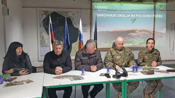 O tem, kako Slovenska vojska skrbi za varovanje okolja na Počku, so na posvetu spregovorili (z desne): tiskovna 
predstavnica Slovenske vojske, podpolkovnica Nina Raduha, polkovnik Igor Šepec, državni sekretar na Mors Rudi Medved, 
župan Igor Marentič in dr. Samar Al Sayegh Petkovšek s Fakultete za varstvo okolja.  