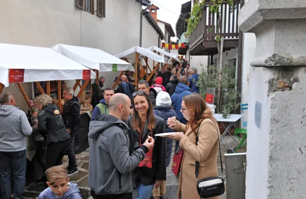 (FOTO) Tradicionalna prireditev Brda in vino v &Scaron;martno privabila množico ljudi