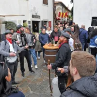 (FOTO) Tradicionalna prireditev Brda in vino v &Scaron;martno privabila množico ljudi