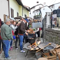 (FOTO) Tradicionalna prireditev Brda in vino v &Scaron;martno privabila množico ljudi