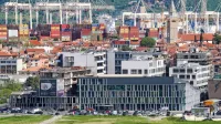 Družba Grafist je koprsko občino zaprosila za soglasje, s katerim bi 
načrtovani hotel (levo) ob bazenu  zvišali za dve nadstropji. 