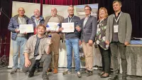 Gostitelji in oljkarski nagrajenci v Šempasu (z leve): vicešampiona Dario in Robert Glavina, šampion Arsen Jurinčič, vicešampion Alessandro 
Biancat, novogoriški župan Samo Turel, predstavnica organizatorja Barbara Kante in predsednik Goriškega oljkarskega društva Tomaž Kandus. 
V ospredju je Rok Babič. 