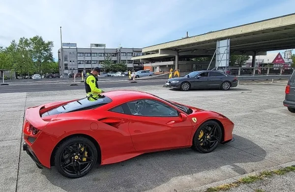 Policisti so ustavili tudi nekatere voznike, ki bi zlahka potegnili 
krepko čez omejitev, pa so vseeno vozili po predpisih. Voznik s 
ferrarijem (na fotografiji) je bil eden med njimi.