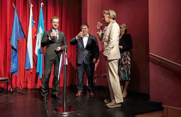 Z vodo iz Mrzleka so na odru kulturnega doma nazdravili premier 
Robert Golob, župan Miha Stegel in svetnica iz Anhovega Anastazija  Makorič Bevčar. 