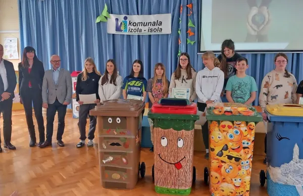 Učenci OŠ Vojke Šmuc so izdelali tudi posebne zabojnike za 
odpadke.