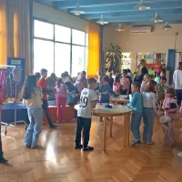 Ob dnevu Zemlje so si osnovnošolci izmenjevali oblačila, knjige in 
igrače ...