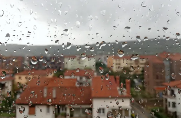 Padavine se bodo raz&scaron;irile nad vso Slovenijo, na Primorskem zmerna do močna burja