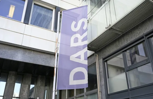 Kriminalisti Nacionalnega preiskovalnega urada danes izvajajo 
hišne preiskave na Darsu.