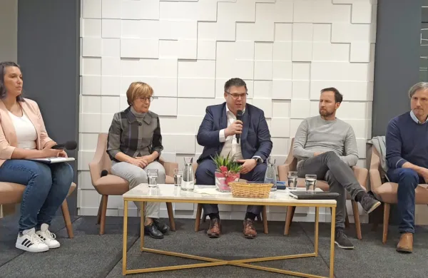 Na okrogli mizi, ki jo je vodila Mojca Mejak (prva z leve) iz društva Eko Bistrc, so sodelovali (z leve): dr. Metoda Dodič Fikfak, župan Občine Kanal 
ob Soči Miha Stegel, župan Gregor Kovačič in Uroš Macerl iz Eko kroga.    