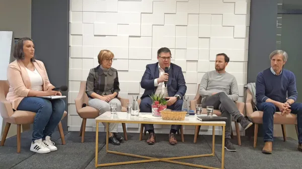 Na okrogli mizi, ki jo je vodila Mojca Mejak (prva z leve) iz društva Eko Bistrc, so sodelovali (z leve): dr. Metoda Dodič Fikfak, župan Občine Kanal 
ob Soči Miha Stegel, župan Gregor Kovačič in Uroš Macerl iz Eko kroga.    