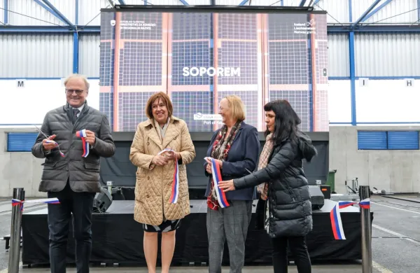 Slavnostni rezanje traku ob inavguraciji nove sončne  elektrarna  na strehah skladišč terminala za generalne 
tovore v Luki Koper.  