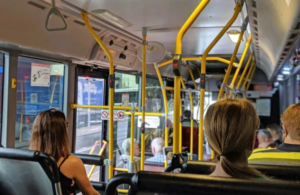 Uporaba javnega prometa namesto avtomobila je zelo koristna za 
okolje.
