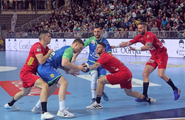Aleks Vlah (z žogo) se je že izkazal ob zadnjem obisku reprezentance v koprski Bonifiki  pred dobrim letom dni, ko se je v 
kvalifikacijah za evropsko prvenstvo Slovenija pomerila s Črno 
goro. 