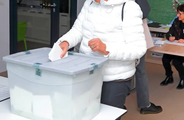 Predlog za razpis referenduma o pravici do pomoči pri prostovoljnem končanju življenja so sicer vložile vse tri koalicijske 
stranke, predloga za druga dva referenduma pa le poslanci 
Svobode.