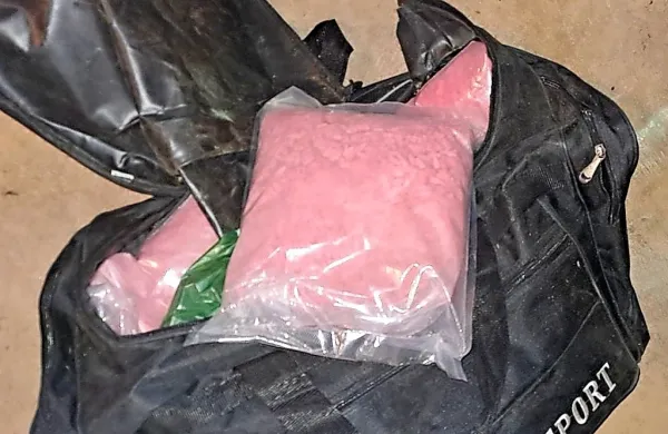 Najprej  so 33-letniku  zasegli kokain,  na drugi lokaciji  pa  po nekaj 
tednih  še  ekstazi.