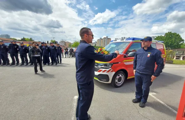 Novogori&scaron;ki poklicni gasilci prevzeli novo hitro tehnično re&scaron;evalno vozilo in cisterno (FOTO)