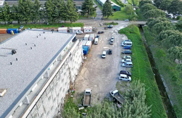 Po prvomajskih praznikih bodo  na Ulici Istrskega odreda začeli 
graditi javno parkirišče, zato voznike pozivajo, naj najkasneje do 
petka, 3. maja, umaknejo svoja vozila.