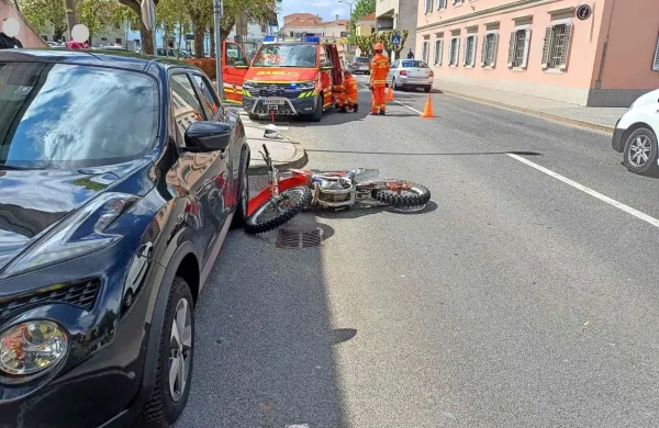 Motorista odpeljali v bolni&scaron;nico