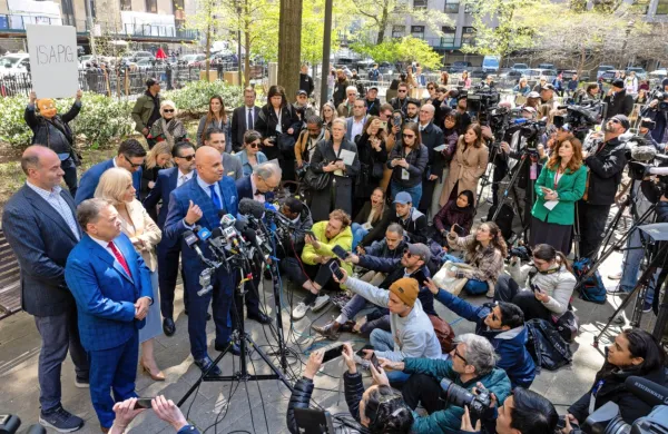 Odvetnik Harveyja Weinsteina Arthur Aidala na včerajšnji tiskovni 
konferenci     v New Yorku.