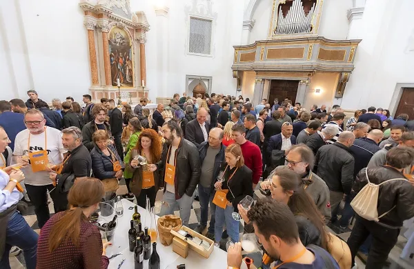 Na tržnicah na Manziolijevem trgu, v Manziolijevi palači in v cerkvi 
sv. Marije Alietske bo med 14. in 21. uro mogoče poskusiti oranžna 
vina.