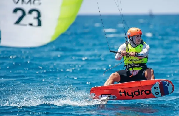 Toni Vodišek je tudi v Hyeresu prijadral najvišjo uvrstitev med 
številnimi slovenskimi jadralci. V formuli kite je bil drugi.