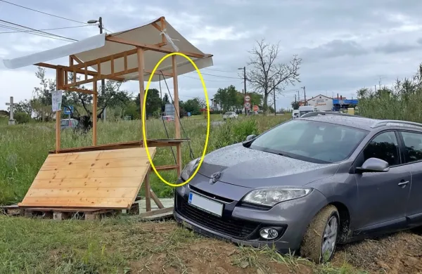 Avto  je  priklenjen  na  stojnico  ali obratno.  