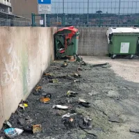 Pri bazenu ponoči znova goreli zabojniki