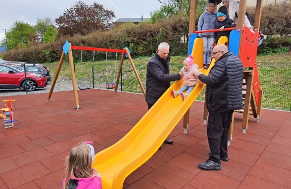 Z odprtjem novega otroškega igrišča v Radohovi vasi sta  župan 
Robert Smrdelj in predsednik trške skupnosti Pivka Teodor Benčič  
namenu predala tudi nov vodovod in ostalo infrastrukturo v 
Radohovi in Slovenski vasi.    
