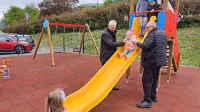 Z odprtjem novega otroškega igrišča v Radohovi vasi sta  župan 
Robert Smrdelj in predsednik trške skupnosti Pivka Teodor Benčič  
namenu predala tudi nov vodovod in ostalo infrastrukturo v 
Radohovi in Slovenski vasi.    