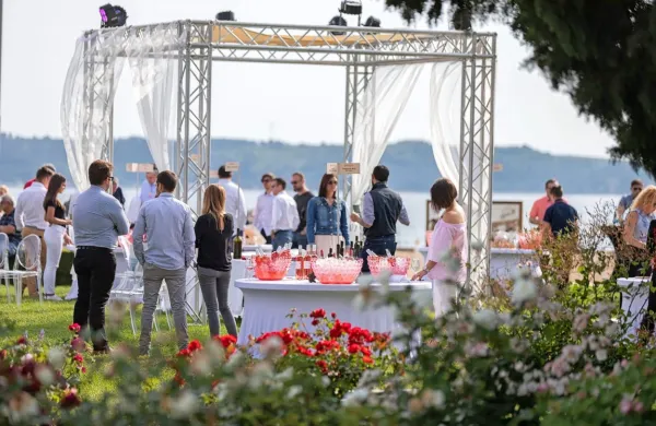 Na prireditvi  Vrtnice & Rosé se bo predstavilo dvanajst vinskih 
kleti. 